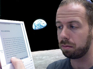 "Kindle on the Moon" da Jeremy toeman su Flickr.com